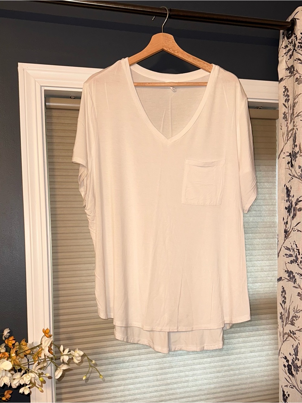 Relaxed V-Neck Pocket Tee - White